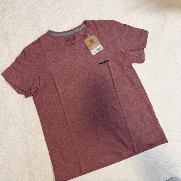Patagonia Tops - NWT Patagonia P-6 logo responsibili tee dulse mauve S